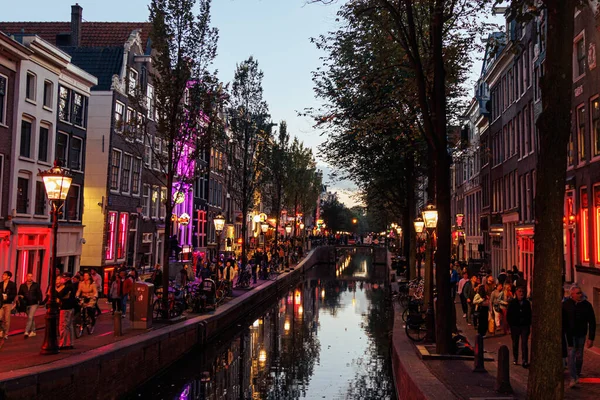 Amsterdam - 02 Ekim 2022 - Amsterdam 'ın ünlü Kırmızı Işık Bölgesi. Hollanda 'da yetişkin eğlencesi için popüler turizm alanı.