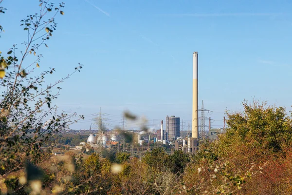 Essen-Karnap enerji santraline atık, Essen, Kuzey Ren 'de atık yakma - Vestfalya, Almanya. Bacaları, dumanı, buharı, yüksek voltajlı sütunları ve binaları olan sanayi manzarası.