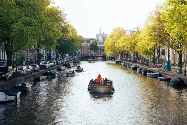 Άμστερνταμ Οκτωβρίου 2022 Σκάφος Τουρίστες Στο Κανάλι Του Άμστερνταμ Ολλανδία Φωτογραφία Αρχείου