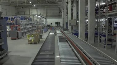 Lojistik merkezinde havadan çekim. Paket taşıyıcı tarafından taşınır.