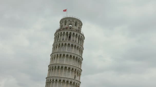 Torre Pendente Pisa Contro Cielo Nuvoloso Alto Sono Visibili Turisti — Video Stock