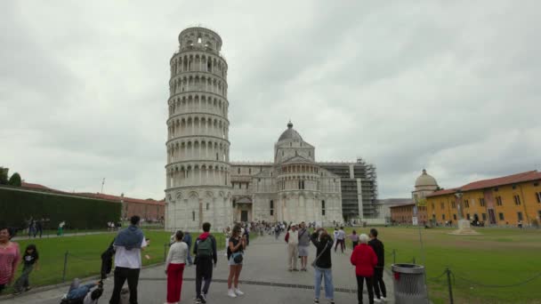 Torre Pendente Pisa Con Turisti Fronte Tempo Nuvoloso — Video Stock