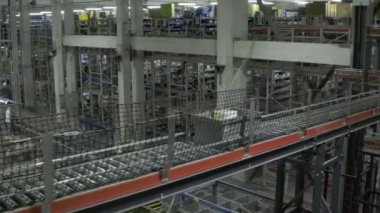 Paketin lojistik merkezinde hareket eden hava görüntüsü.