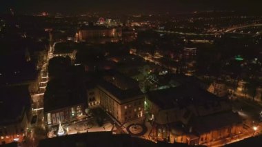 Krakow 'un eski bir kasabası, geceleri. Geleneksel Polonya mimarisi ve Wawel.