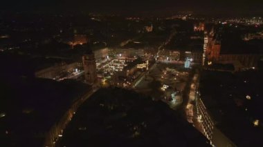 Ana meydanın geniş hava manzarası - Rynek Parıltısı gece. Kış, Noel Fuarı ve eski şehir merkezinde kar..