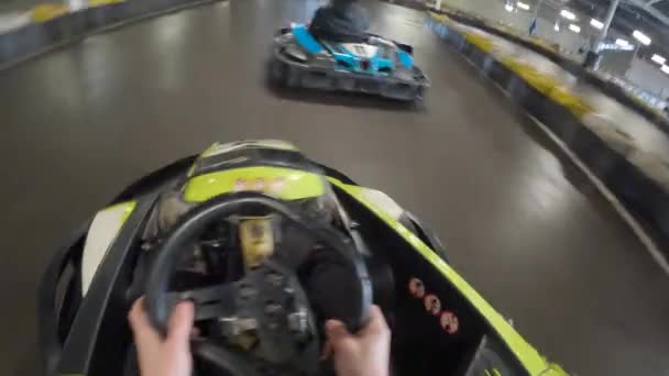 Kart Intérieur Course Karting Certaines Personnes Conduisent Des Karts — Video