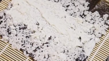 Nori çarşafına peynir serer. Yavaş çekim videosu.
