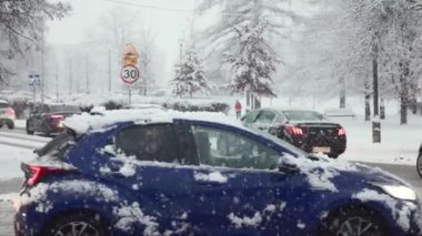 Polonya 'nın Krakow şehrinde kışın yol ayrımında trafik kesişiyor. Yavaş çekimde video.