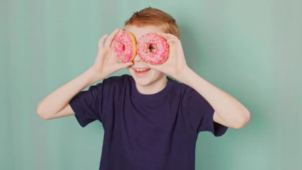 Jongen Loopt Rond Laat Tong Zien Met Donuts Een Nationale — Stockvideo