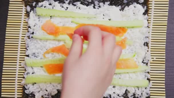 Chłopak Robi Sushi Kładzie Łososia Plasterkach Ryżu — Wideo stockowe