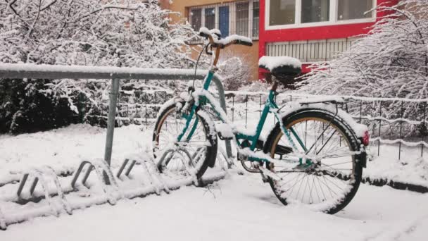 Blue Bicycle Building Falling Snow Krakow Poland Slow Motion Video — Wideo stockowe