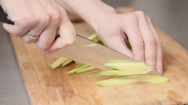 Woman Cutting Avocado Pieces Cutting Board Kitchen Vegan Breakfast Snack — Stockvideo