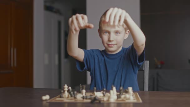 Мальчик Бросает Шахматные Фигуры Доску — стоковое видео