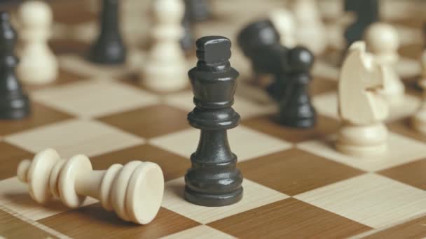 Κομμάτια Του Σκακιού Πέφτουν Έναν Βασιλιά Και Μια Σανίδα Αργή — Αρχείο Βίντεο