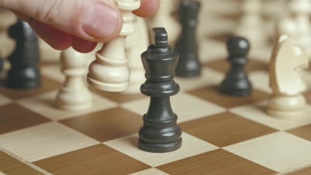 Βασίλισσα Ρίχνει Κάτω Βασιλιά Και Παίρνει Θέση Του Στο Σκάκι — Αρχείο Βίντεο
