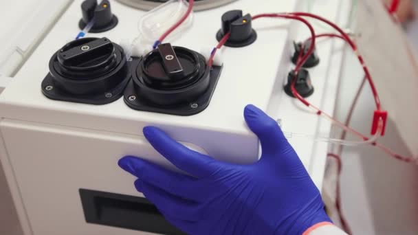安全でシンプルな凍結 赤血球洗浄のために使用する医療研究室のアシスタントと自動化された細胞プロセッサ — ストック動画