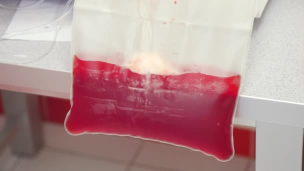 Тщательный Обзор Эритроцитов Контейнере Кровью Хранящейся Контейнере Используемой Медицинской Лаборатории — стоковое видео