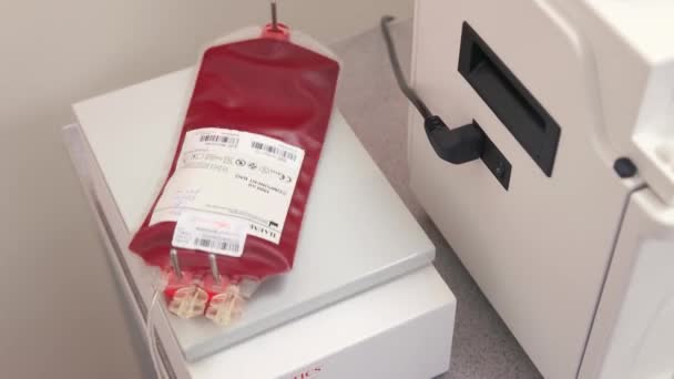特殊医療機器を用いた実験室の容器内の血液の混合 — ストック動画