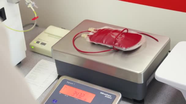 Зважування Контейнера Крові Лабораторії — стокове відео