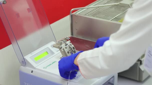 Обрізати Трубку Кровоносного Контейнера Лабораторії — стокове відео