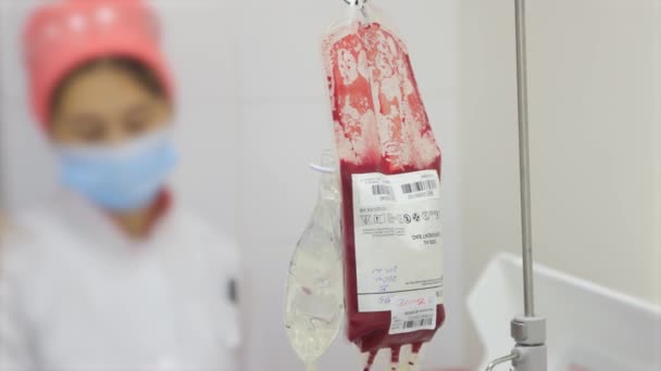 Rode Bloedcellen Van Bloed Opgeslagen Een Container Tribune — Stockvideo