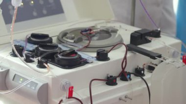 Kan ayırma işlemi kırmızı kan hücrelerini yıkamak için özel tıbbi ekipman kullanılıyor..