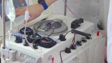 Özel ekipman kullanılarak kan ayırma işlemi.