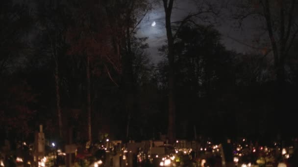 Día Todos Los Santos Cementerio Con Velas Noche Bajo Luna — Vídeos de Stock