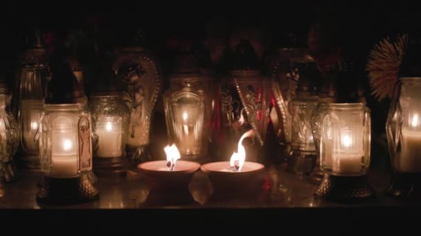 Candele Sulla Lapide Durante All Saints Day Notte — Video Stock