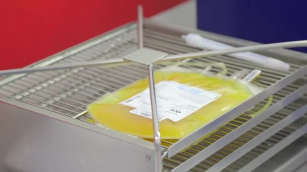 Змішування Плазми Крові Мішку Лабораторії Використанням Спеціального Медичного Обладнання — стокове відео
