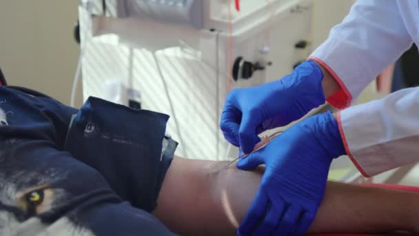 Tomando Sangre Paciente Médico Hace Flebotomía Para Recoger Glóbulos Rojos — Vídeo de stock