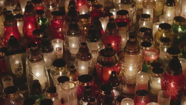 Dekorativní Votivní Svíčky Během Dne Všech Svatých Hřbitově — Stock video