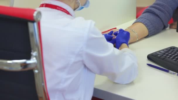 Toma Sangre Toma Muestras Sangre Los Dedos Del Paciente Laboratorio — Vídeo de stock
