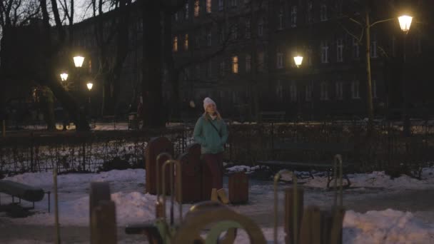 Una Mujer Solitaria Esperando Alguien Parque Invierno Noche Bajo Las — Vídeo de stock