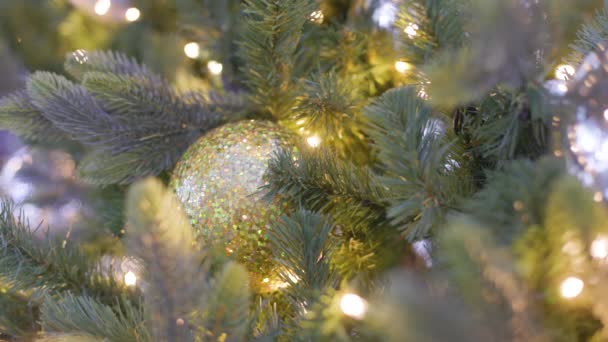 Ghirlanda Luminosa Con Grande Decorazione Palla Sull Albero Natale — Video Stock