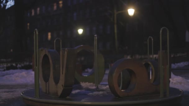 Samotna Karuzela Wiruje Parku Pod Latarniami — Wideo stockowe
