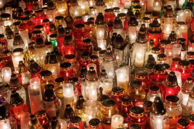 Mezarlıktaki Cadılar Bayramı 'nda dekoratif adak mumları..