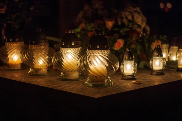 Azizler Günü 'nde gece mezar taşındaki fenerler..