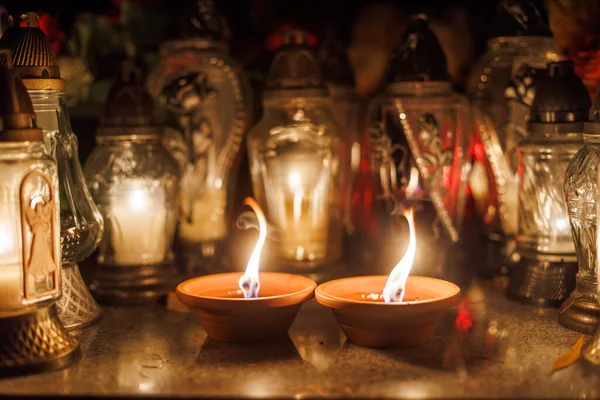 Δύο Κεριά Στην Πέτρα Μπροστά Από Διακόσμηση Στα Νεκροταφεία — Φωτογραφία Αρχείου