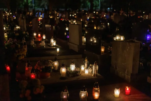Ночью Кладбище Отмечают День Святых Надгробиями Свечами — стоковое фото