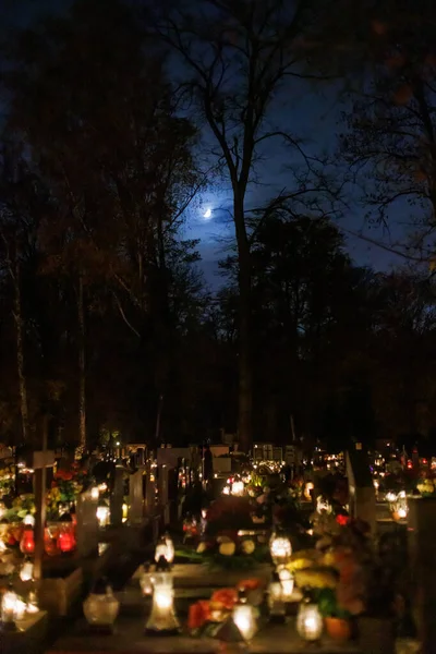 Noite Cemitério Celebrando Dia Todos Santos Sob Lua — Fotografia de Stock