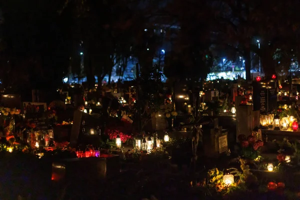 Gece Azizler Günü 'nde mezarlık.