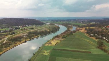 Vistula 'nın güzel nehri ufukta geziniyor..