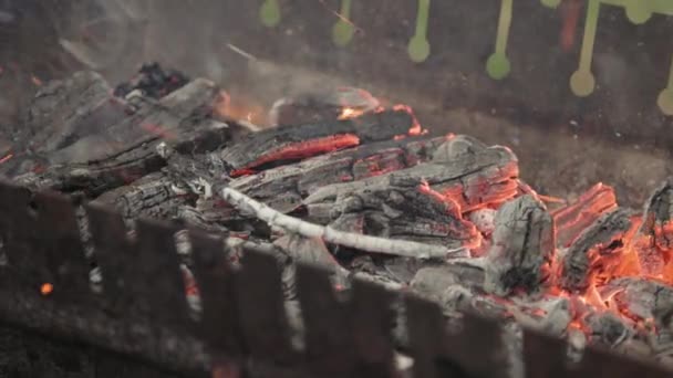 手を振ってグリルブラジャー内の石炭の点火 炭は炎と炎で燃える ホット石炭と金属のマンガル — ストック動画