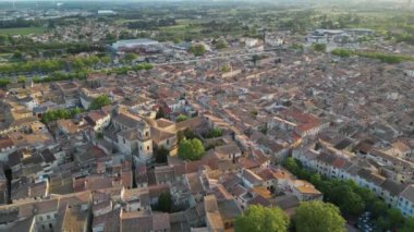 Beaucaire ve katolik kilisesinin hava panoramik manzarası Notre Dame des Pommiers, Fransa.