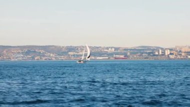 Marsilya yakınlarındaki Akdeniz 'de beyaz yelkenli..