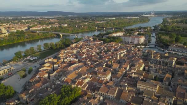 Αεροφωτογραφία Της Πόλης Beaucaire Και Του Ποταμού Rhone Στο Ηλιοβασίλεμα — Αρχείο Βίντεο