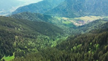 Alplerdeki dağlardan Ettal köyünün manzarası.