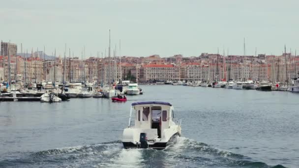 Följer Motorbåten Hamnen Marseille — Stockvideo