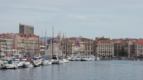 マルセイユの港への入り口 フランスの建築の景色 — ストック動画